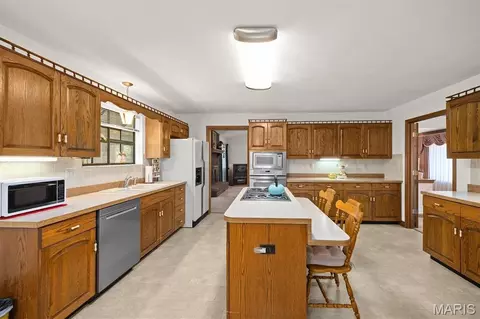 Kitchen - 1027 Shadow Ridge Xing, O'fallon, IL 62269 photo 4 of 7