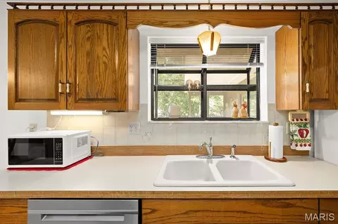 Kitchen - 1027 Shadow Ridge Xing, O'fallon, IL 62269 photo 5 of 7