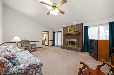 Living - 1027 Shadow Ridge Xing, O'fallon, IL 62269 photo 4 of 5