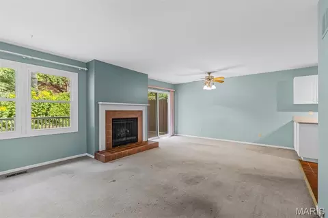 Living - 718 Turtle Cv, Ballwin, MO 63011 photo 3 of 4