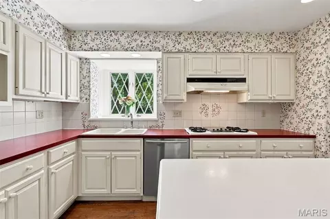 Kitchen - 2073 Willow Leaf Dr, Frontenac, MO 63131 photo 2 of 4