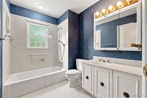 Bath - 2073 Willow Leaf Dr, Frontenac, MO 63131 photo 3 of 3