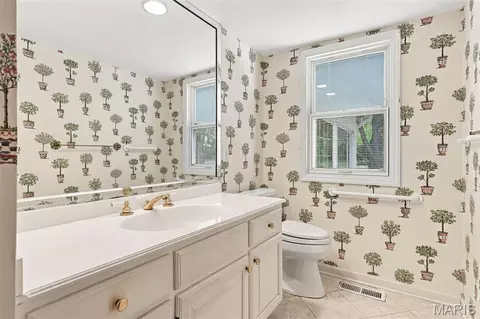 Bath - 2073 Willow Leaf Dr, Frontenac, MO 63131 photo 1 of 3