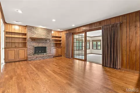 Living - 2073 Willow Leaf Dr, Frontenac, MO 63131 photo 2 of 3