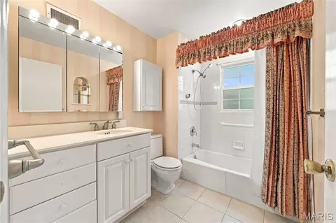 Bath - 2073 Willow Leaf Dr, Frontenac, MO 63131 photo 2 of 3