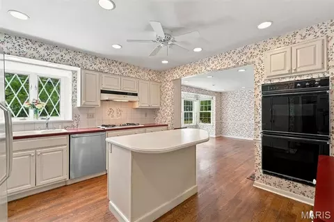 Kitchen - 2073 Willow Leaf Dr, Frontenac, MO 63131 photo 3 of 4