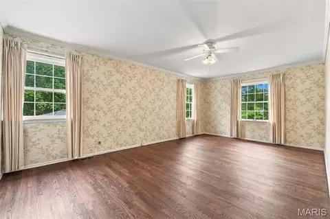 Bedroom - 2073 Willow Leaf Dr, Frontenac, MO 63131 photo 1 of 8