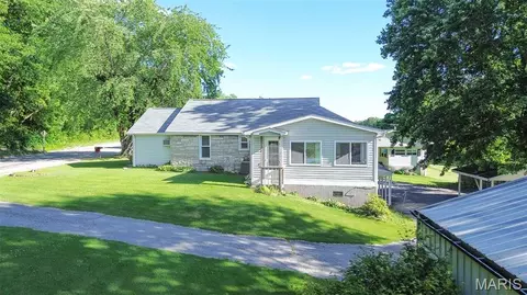 718 S Water St, Hamburg, IL 62045