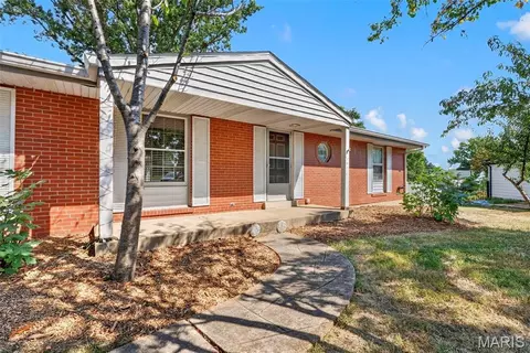 17 Dorclin Ln, Saint Louis, MO 63128
