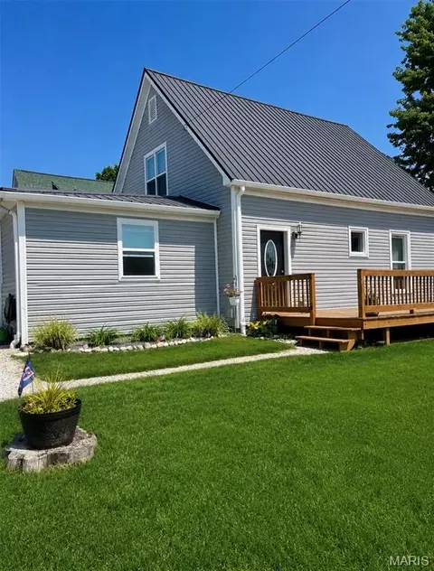 720 Chase St, Hillsboro, IL 62049