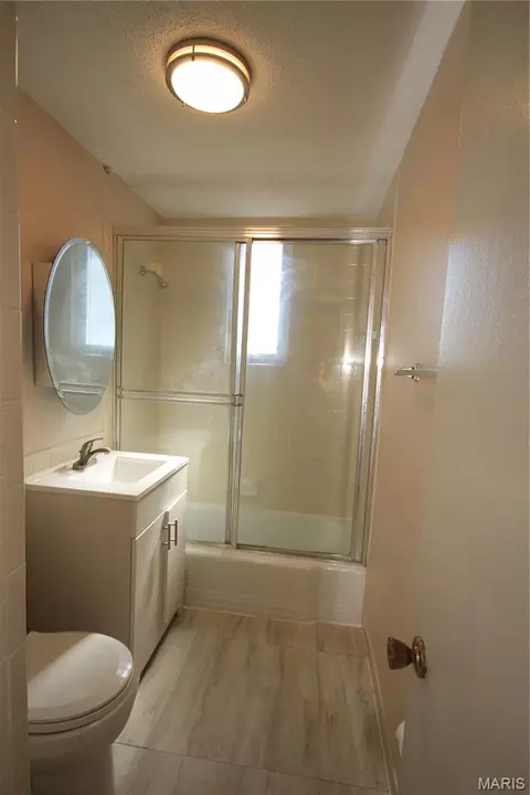 Bath - 35 Tower Hill Ct, Olivette, MO 63132 photo 3 of 4