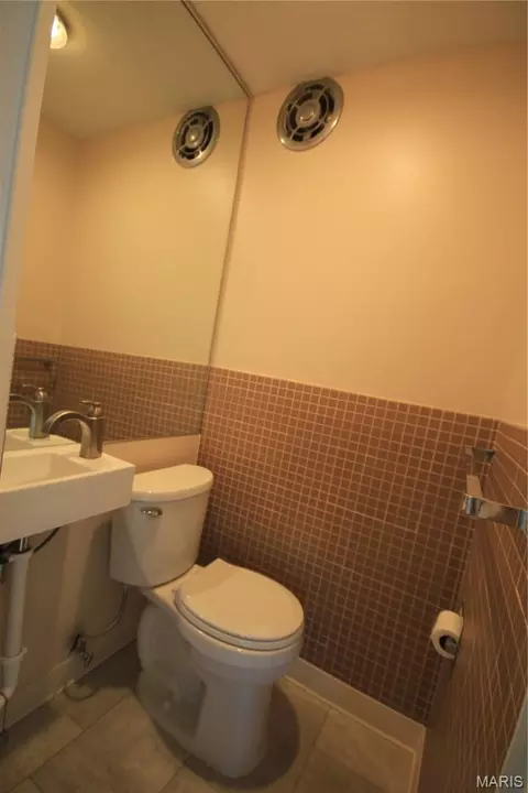 Bath - 35 Tower Hill Ct, Olivette, MO 63132 photo 2 of 4