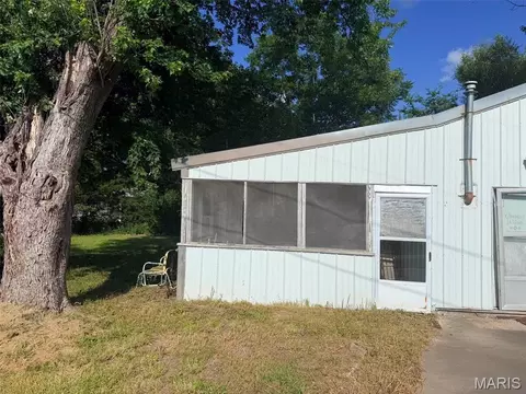 Exterior - 619 E Bims Rd, Brussels, IL 62013 photo 3 of 8