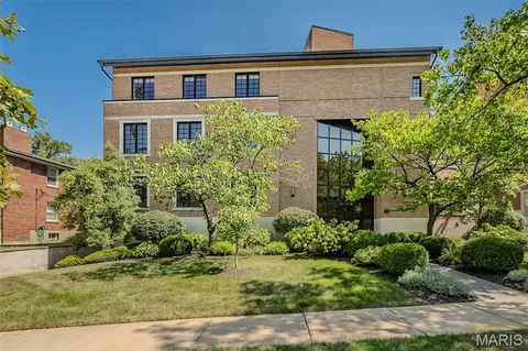 31 Brighton Way #2B, Clayton, MO 63105