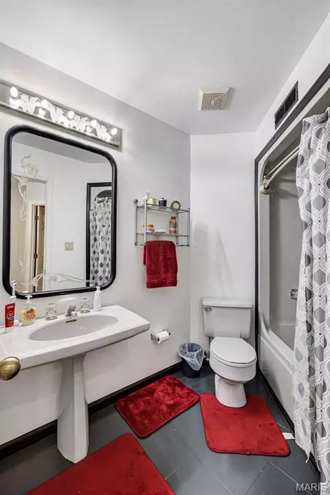 Bath - 1884 Morgan Rd, Barnhart, MO 63012 photo 3 of 4