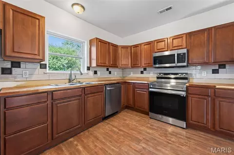 Kitchen - 129 E Pacific St, Pacific, MO 63069 photo 1 of 2