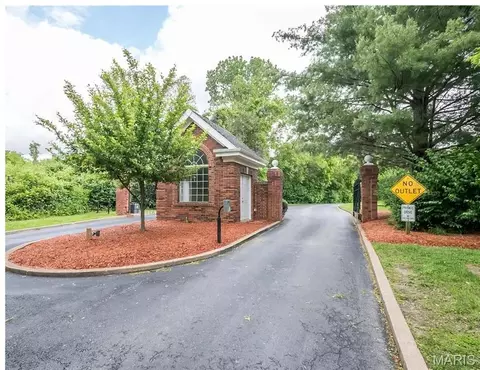 1548 Fountainhead Ln, Saint Louis, MO 63138