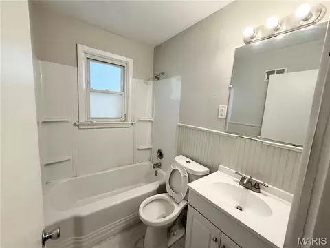 Bath - 6122 Jackson Ave, Berkeley, MO 63134 photo 1 of 1