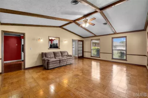 Living - 2117 Holly Ave, Kennett, MO 63857 photo 4 of 8