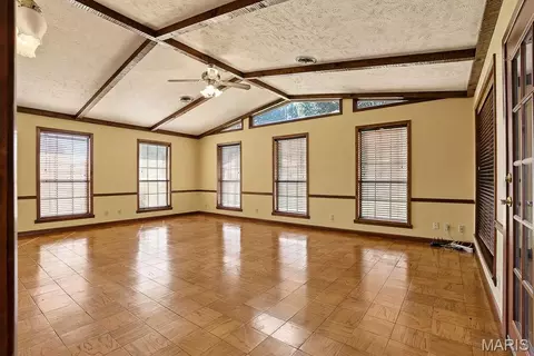 Living - 2117 Holly Ave, Kennett, MO 63857 photo 6 of 9