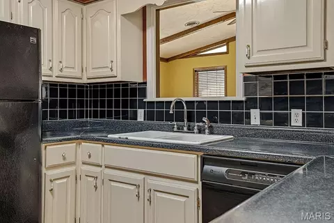 Kitchen - 2117 Holly Ave, Kennett, MO 63857 photo 3 of 4