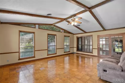 Living - 2117 Holly Ave, Kennett, MO 63857 photo 2 of 8