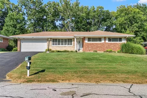 8848 Red Oak Dr, Crestwood, MO 63126