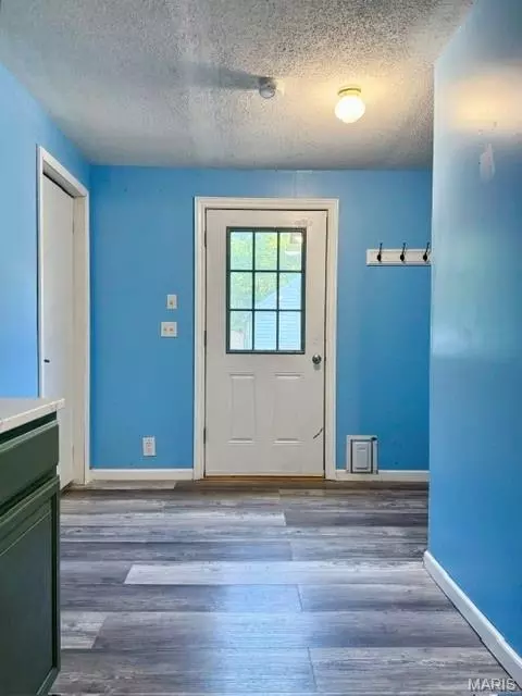 Entry Way - 411 Smith St, Hannibal, MO 63401 photo 2 of 3