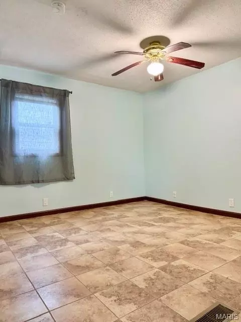 Bedroom - 411 Smith St, Hannibal, MO 63401 photo 1 of 1