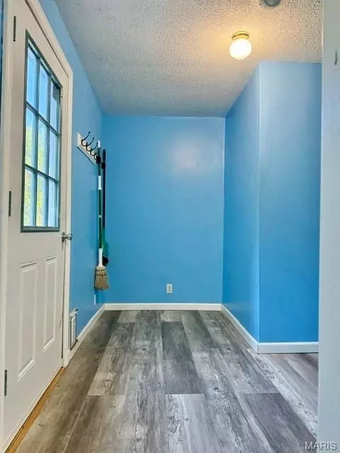 Entry Way - 411 Smith St, Hannibal, MO 63401 photo 1 of 3