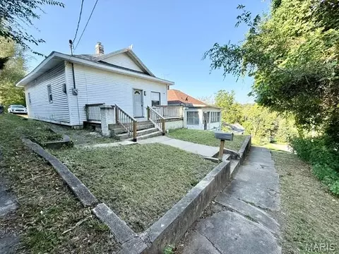 Exterior - 411 Smith St, Hannibal, MO 63401 photo 2 of 6