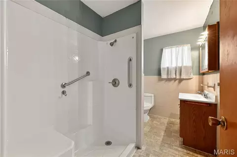 Bath - 913 Vine St, Festus, MO 63028 photo 1 of 3