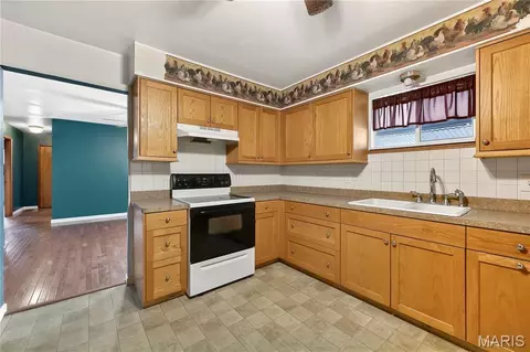 Kitchen - 913 Vine St, Festus, MO 63028 photo 3 of 6