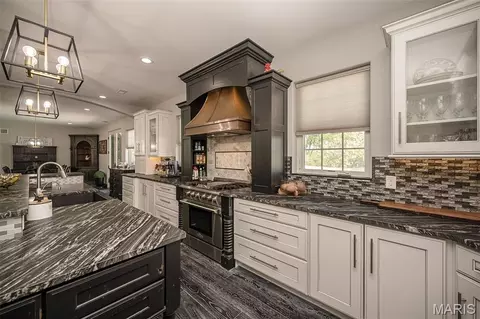 Kitchen - 604 Glyn Cagny, Ballwin, MO 63021 photo 6 of 7