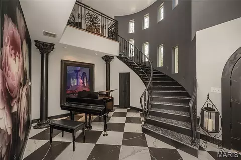 Entry Way - 604 Glyn Cagny, Ballwin, MO 63021 photo 4 of 10
