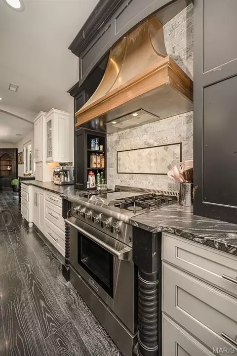 Kitchen - 604 Glyn Cagny, Ballwin, MO 63021 photo 4 of 7