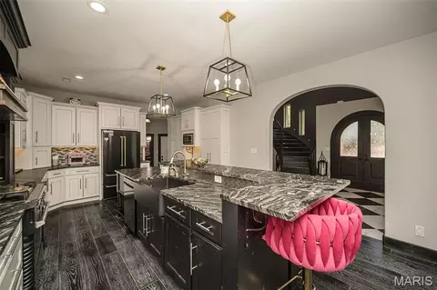 Kitchen - 604 Glyn Cagny, Ballwin, MO 63021 photo 5 of 7