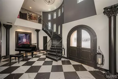 Entry Way - 604 Glyn Cagny, Ballwin, MO 63021 photo 3 of 10