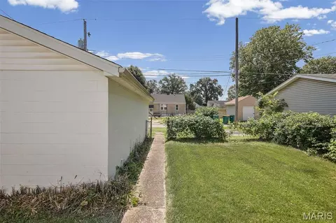 Exterior - 427 W 3rd St, O'fallon, IL 62269 photo 3 of 7