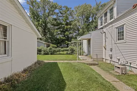Exterior - 427 W 3rd St, O'fallon, IL 62269 photo 6 of 7