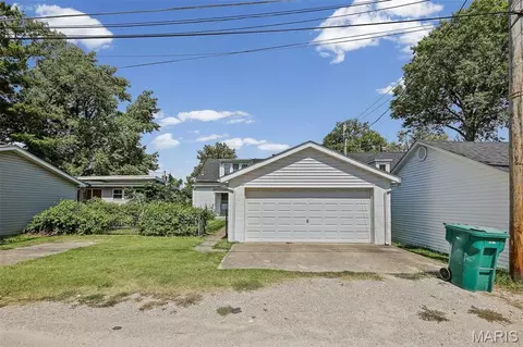 Exterior - 427 W 3rd St, O'fallon, IL 62269 photo 2 of 7