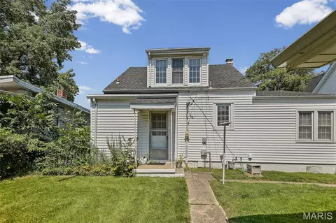 Exterior - 427 W 3rd St, O'fallon, IL 62269 photo 5 of 7