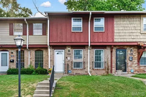 8864 Santa Bella Dr, Hazelwood, MO 63042