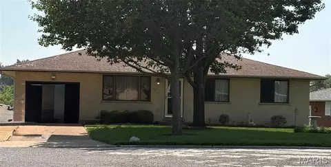 9834 Las Vegas Dr, Saint Louis, MO 63126