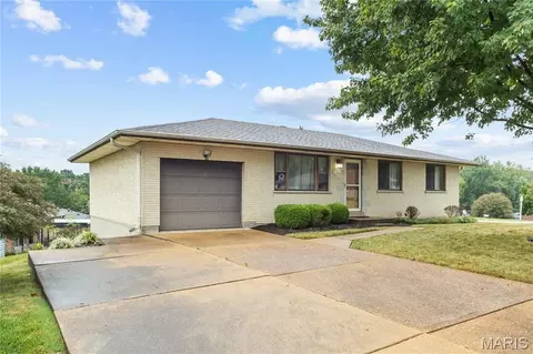 9834 Las Vegas Dr, Saint Louis, MO 63126