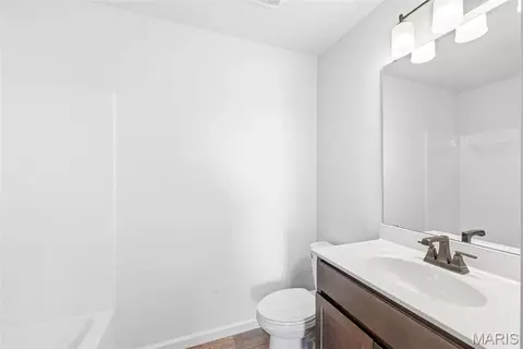 Bath - 1020 Samwise St, Wright City, MO 63390 photo 2 of 8