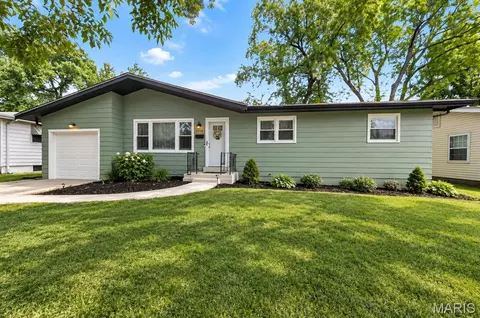 1305 Lindsay Ln, Florissant, MO 63031