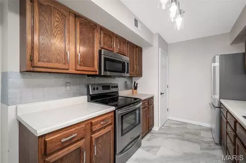 Kitchen - 1121 Claytonbrook Ct, Ballwin, MO 63011 photo 4 of 6