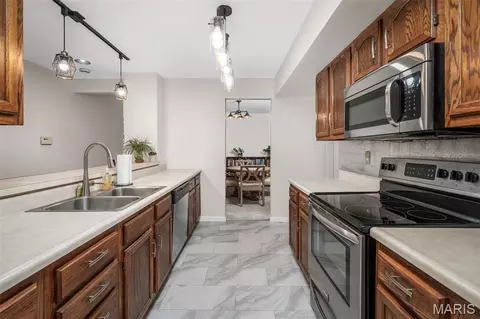 Kitchen - 1121 Claytonbrook Ct, Ballwin, MO 63011 photo 6 of 6