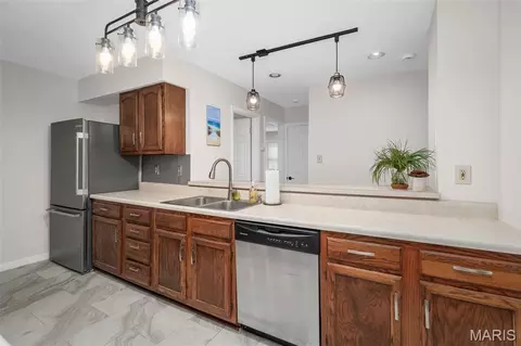 Kitchen - 1121 Claytonbrook Ct, Ballwin, MO 63011 photo 5 of 6